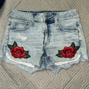 AMERICAN EAGLE high rise Shorty embroidered rose floral, BoHo festival, cut offs